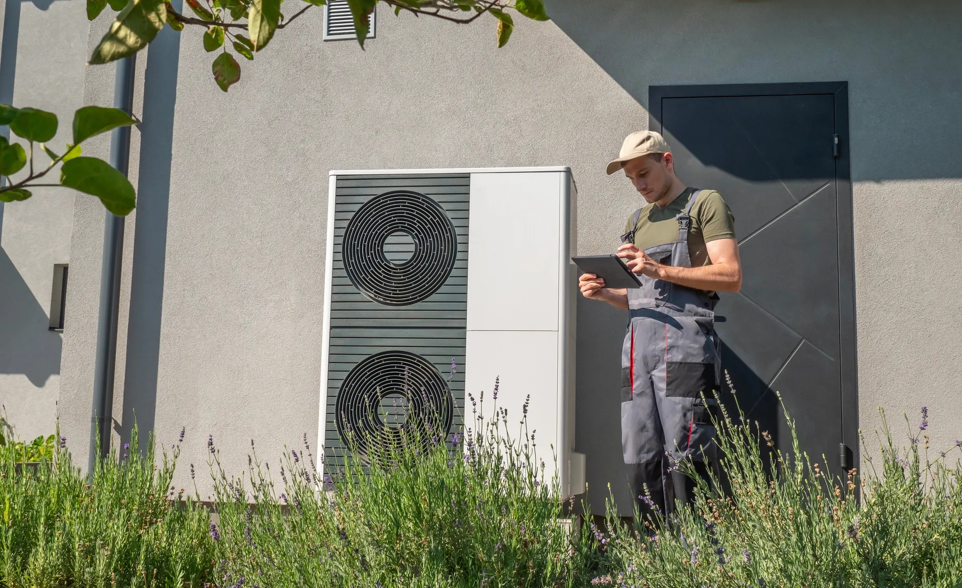 Wartung einer Wärmepumpe durch einen Fachbetrieb